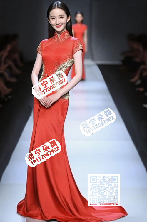 大红多钻立领拖尾长礼服