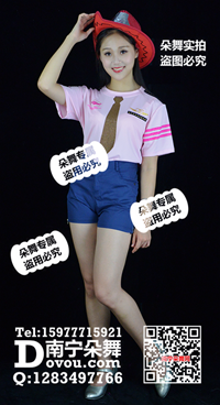 粉红领带牛仔短裤装