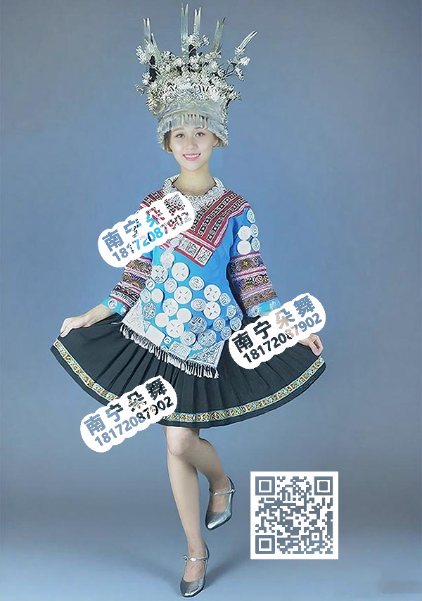 蓝衣斜襟银片黑短裙苗族