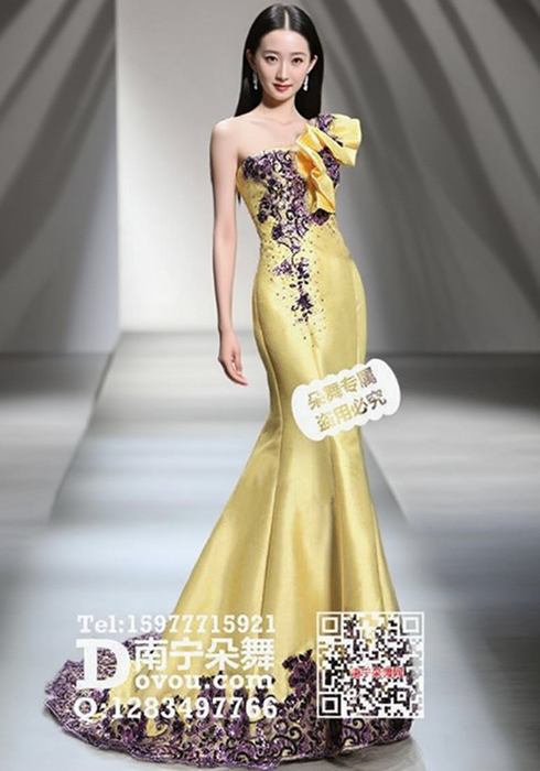 黄紫绣花拖尾晚礼服