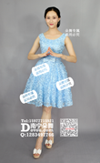 蓝色圆领花朵短礼服