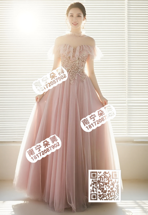 粉色透肩荷叶边甜美长纱礼服