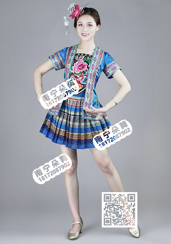 蓝色绿边长衣侗族短裙