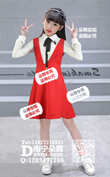 大红背带裙女童