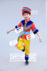 红衣黄裤短袖壮族男童