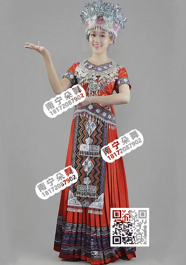 大红银饰苗族长裙盛装