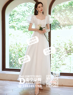 白色灯笼袖长礼服