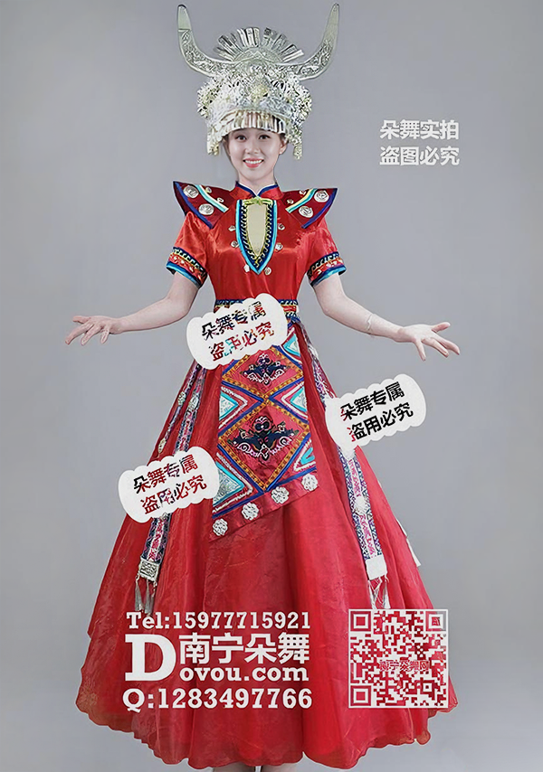 红色飞肩立领苗族盛装