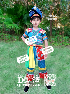 蓝绿边壮族男童