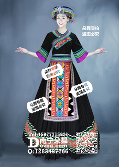 黑色绿边百褶瑶族盛装