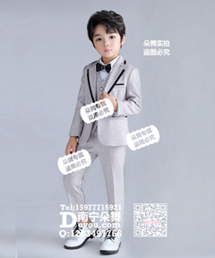 浅灰色黑边领男童西装