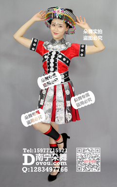 红色黑边银片短袖短裙瑶族