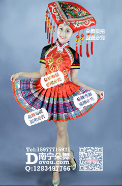 大红肚兜银饰短裙