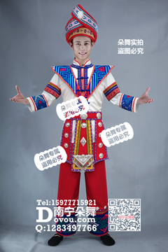 白衣飞肩红裤壮族男装