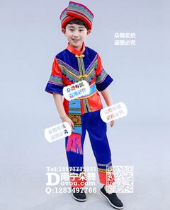 红衣蓝裤短袖壮族男童