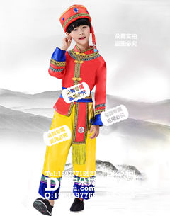 红衣黄裤长袖壮族男童