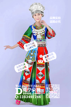 绿蓝渐变百褶红腰带苗族盛装