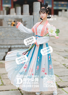 粉蓝渐变荷花唐制汉服