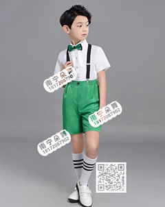 白衣绿短裤男童