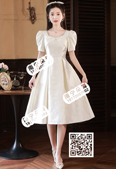 白色泡泡袖中长礼服