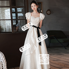 白色黑腰带皱缎长礼服