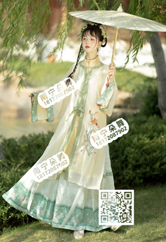 绿黄明制圆领长衣马面裙汉服