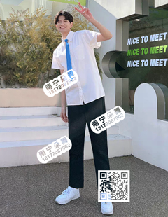 白衣黑裤蓝领带男装