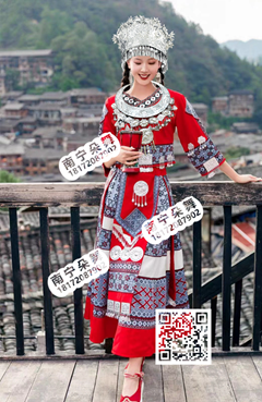 红色红白拼接暗花苗族长裙