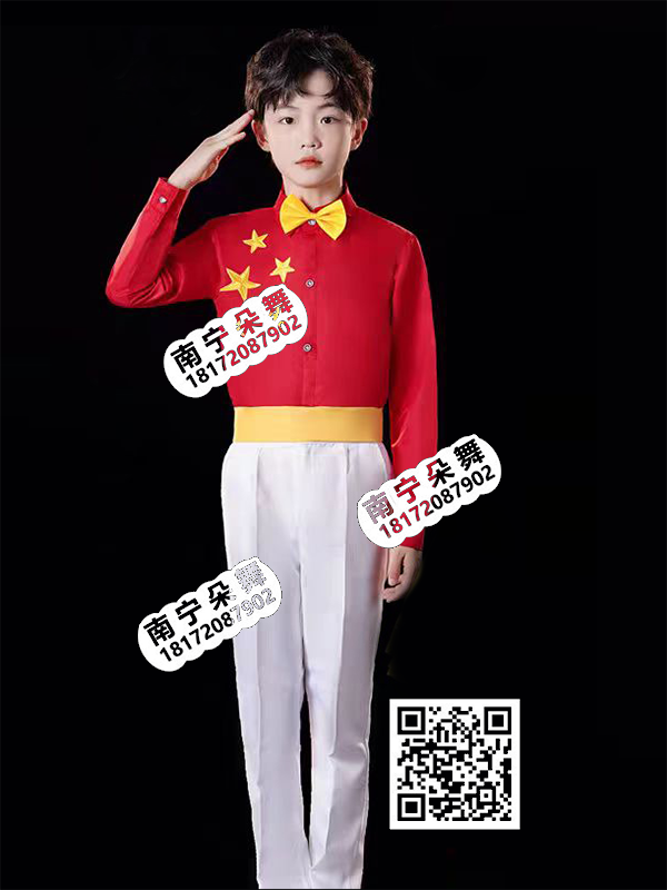 红衣白裤五星男童