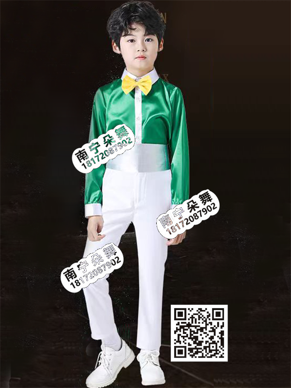绿衣白裤银色腰带男童