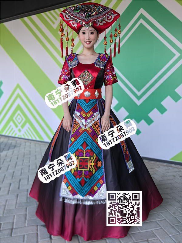 黑衣渐变红壮锦肩盛装