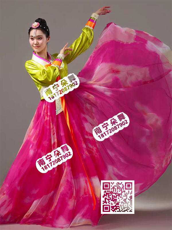 黄衣玫红裙朝鲜女装