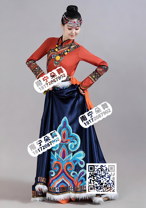 红衣深蓝绒边大摆裙蒙古女