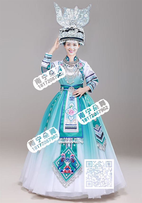 绿白渐变双层袖银饰挂脖苗族女盛装