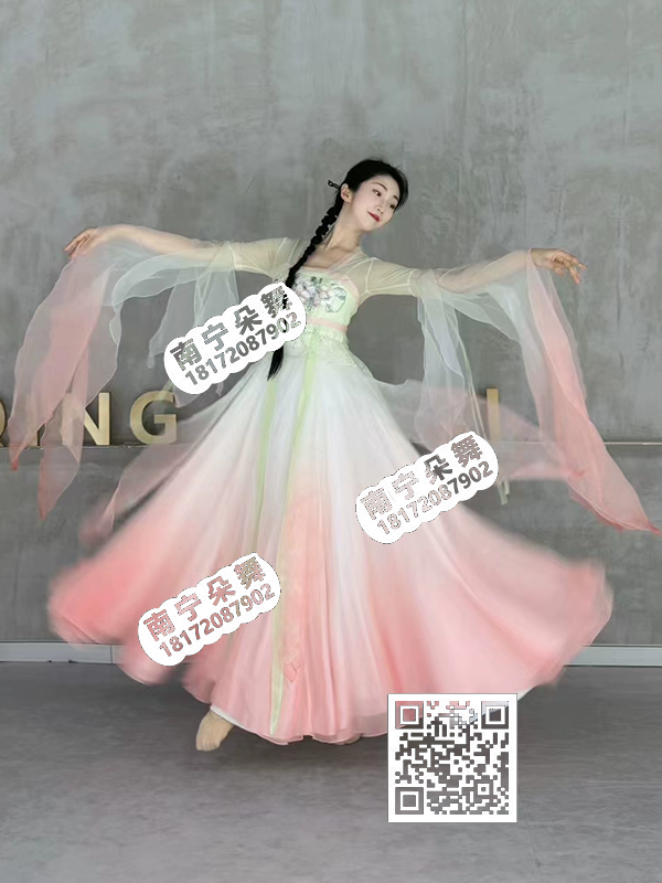 粉绿渐变飘逸纱袖春暖意浓古典女装