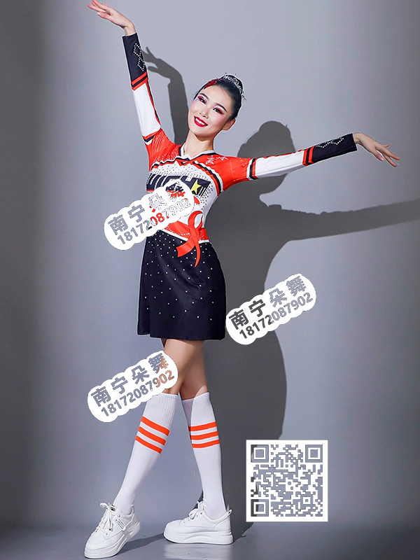 红黑白相间啦啦操现代女装